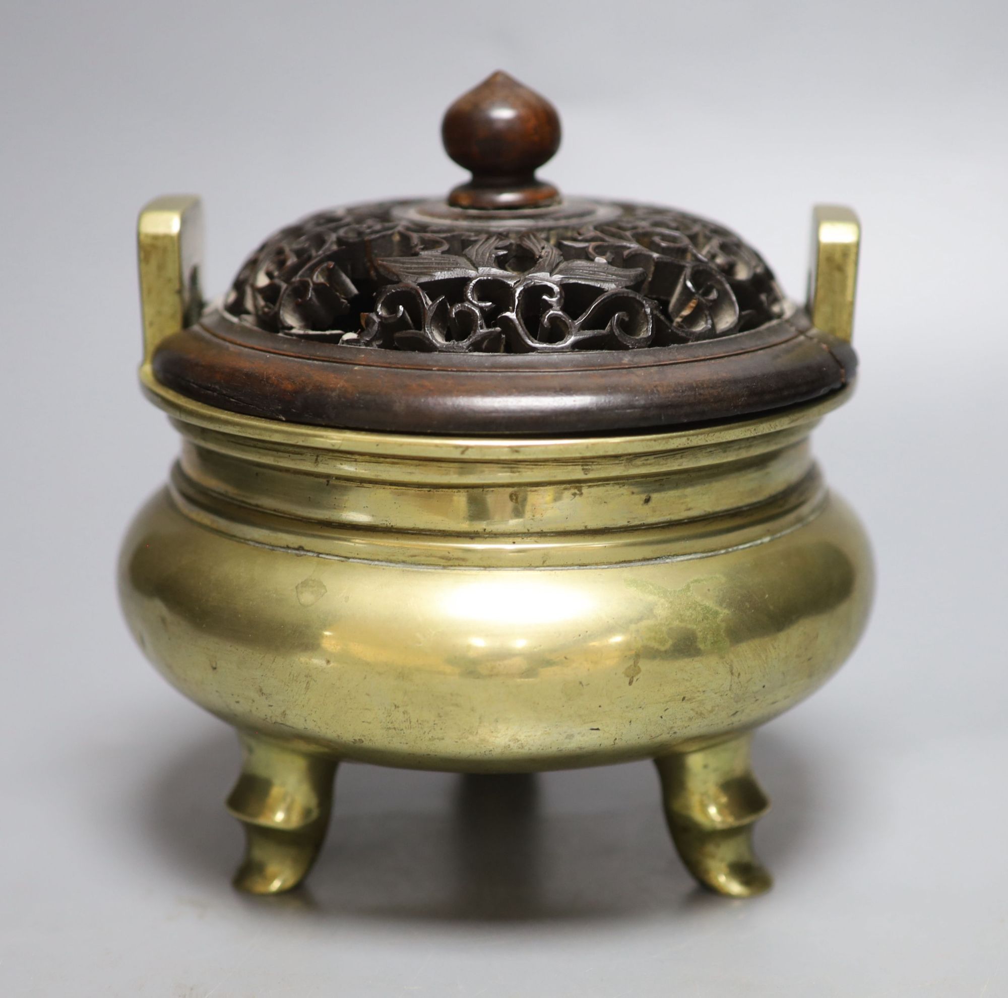 A Chinese bronze censer and wooden cover with Xuande mark on base, Qing dynasty, overall height 17cm